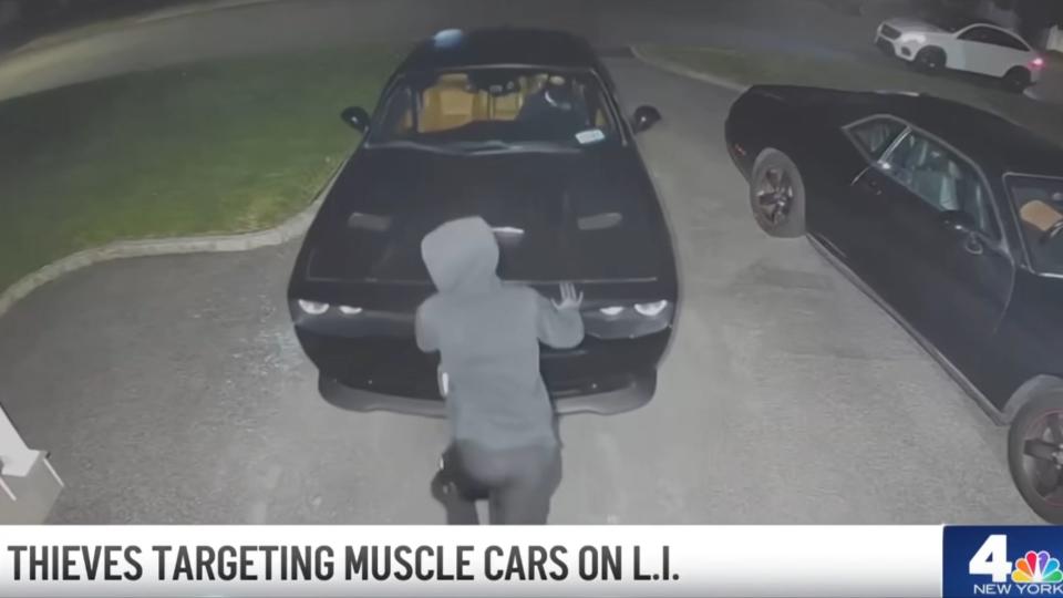 Owner Watches Thieves Steal Hellcat From His Driveway