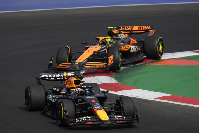 Tay đua Red Bull Max Verstappen ôm cua trước đối thủ McLaren Lando Norris trên đường đua Hermanos Rodriguez của Grand Prix Mexico ngày 27/10. Ảnh: AP