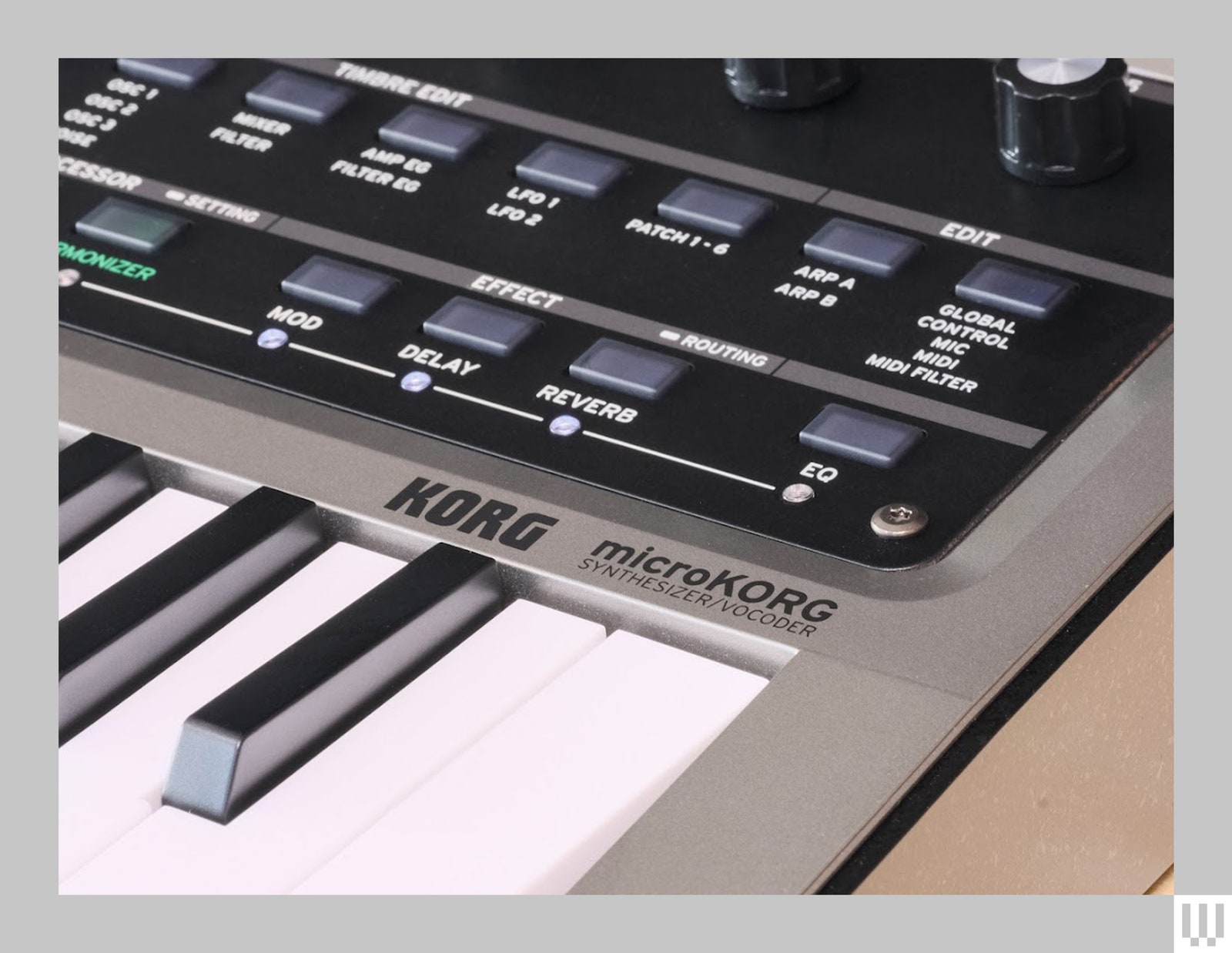 Cận cảnh Roland Micro Korg 2, một bộ tổng hợp bàn phím âm nhạc hiển thị các nút tạo hiệu ứng