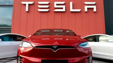 Hình ảnh getty gần một chiếc xe Tesla