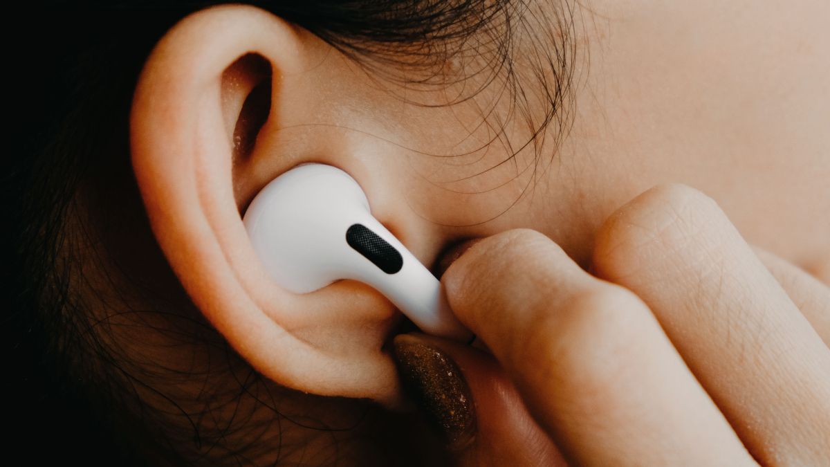 Apple Airpods Pro trong tai phụ nữ