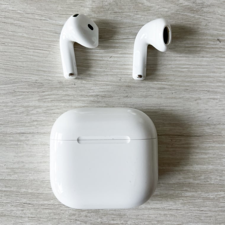 Airpods 4 của Apple có các tính năng khử tiếng ồn. 