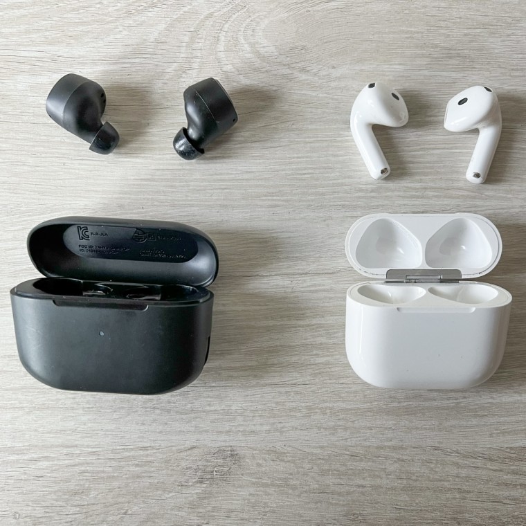 Tai nghe JBL Go Air Pop và Apple Airpods 4 xuất hiện cạnh nhau. 