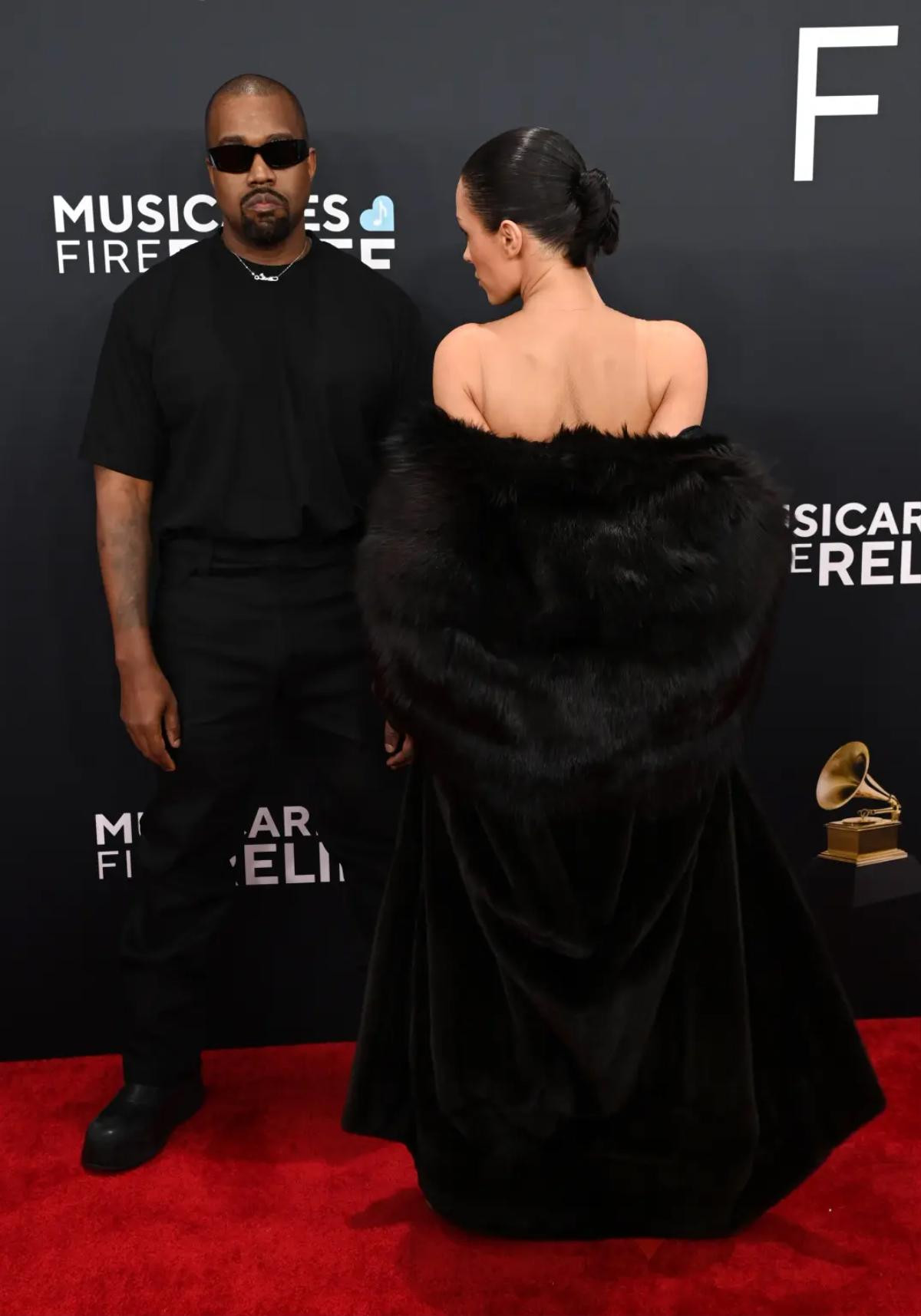 Thảm đỏ Grammy 2025: vợ kanye west cởi áo khoác lory